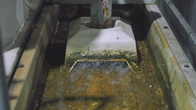 工厂下水道水流特写视频素材