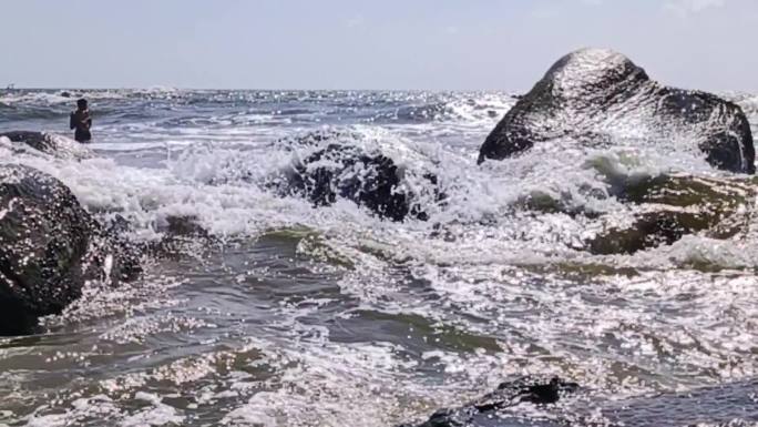 海浪滚滚打礁石海水海浪礁石大海拍打击岩石