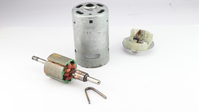 直流电机或电动机的拆卸，转子轴，磁铁，销钉，碳刷和电机外壳的可视化