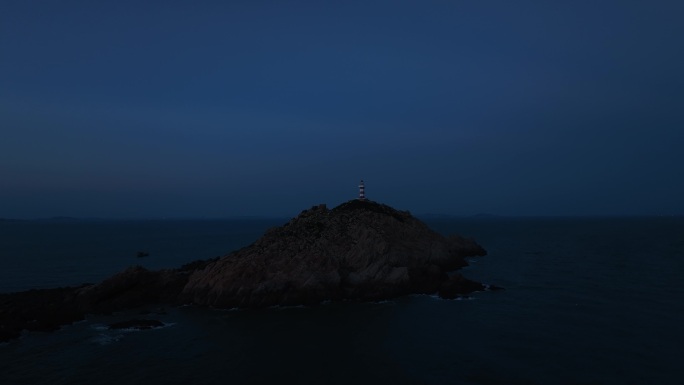 夜晚大海灯塔海上指明灯海岛指引灯海洋灯塔