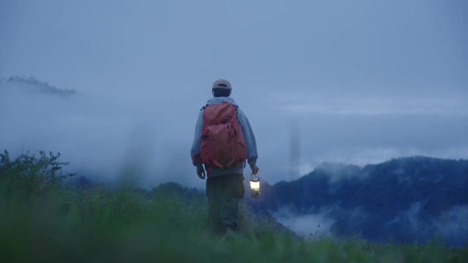 徒步旅行露营灯背影