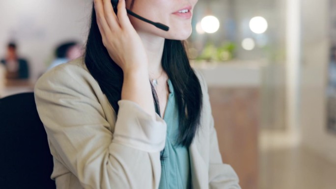 客户服务的面貌，谈话和快乐的亚洲妇女咨询，网络或电话营销的办公室支持。通信耳机，咨询或女顾问在帮助台