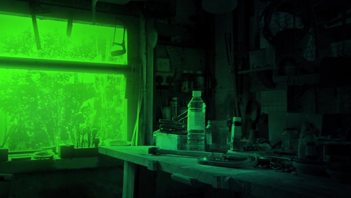 UFO在绿光中照亮了车库
