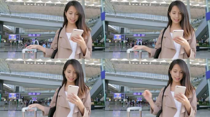 女旅客在香港国际机场使用手提电话