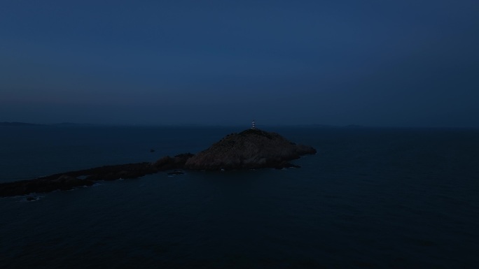 夜晚大海灯塔海上指明灯海岛指引灯海洋灯塔