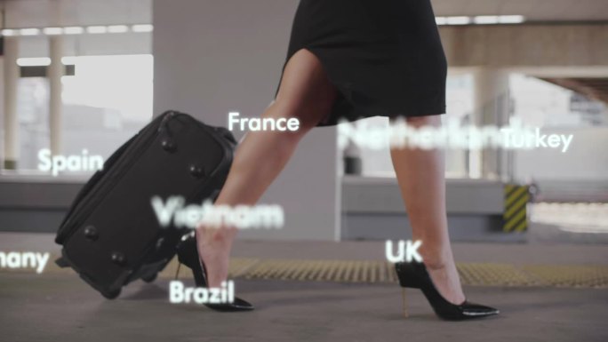 旅行的概念。女性腿拖着行李箱走路的剪辑镜头。英文全息图国家名称。