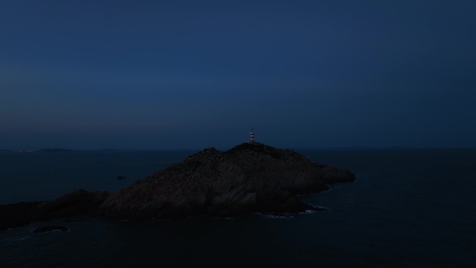 夜晚大海灯塔海上指明灯海岛指引灯海洋灯塔