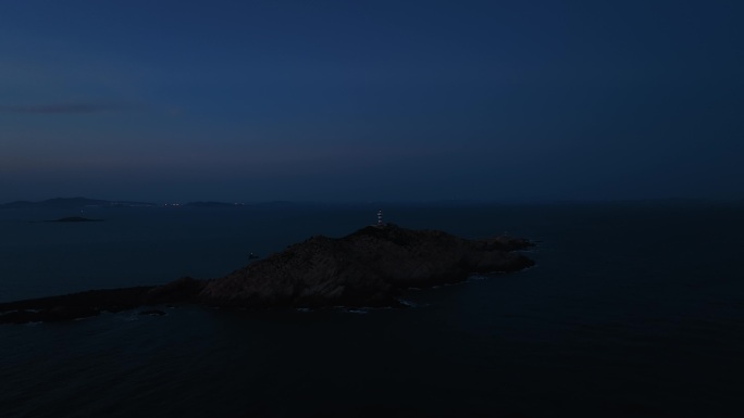 夜晚大海灯塔海上指明灯海岛指引灯海洋灯塔