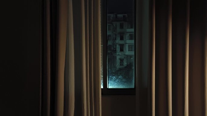 深夜窗帘居家美好生活温馨窗户微风吹动窗帘