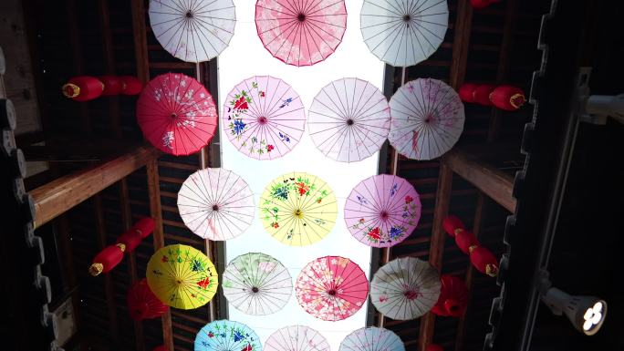 景区美丽的古典江南风雨伞