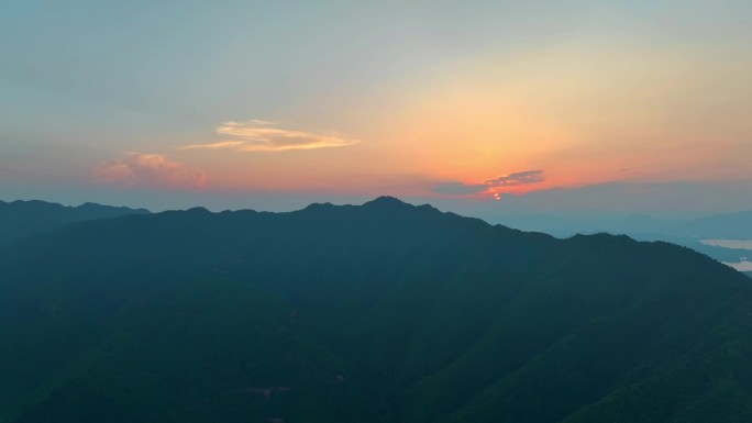 航拍千岛湖日落群山4K