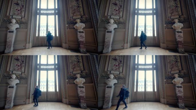 在法国巴黎，一名年轻的西班牙裔女子穿着保暖的外套，用相机探索巴洛克风格装饰的歌剧院卡尼尔宫令人惊叹的