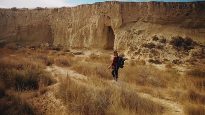 徒步穿越摩洛哥沙漠景观的女徒步旅行者