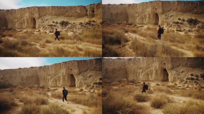 徒步穿越摩洛哥沙漠景观的女徒步旅行者