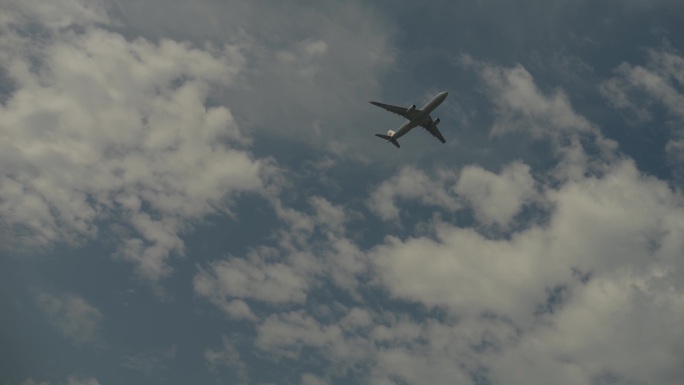 飞机飞过天空