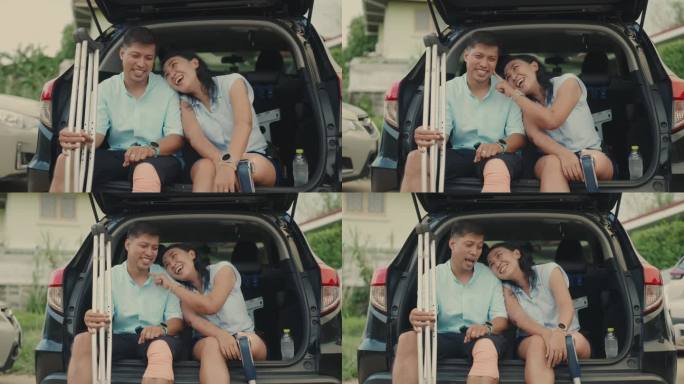亚洲残障夫妇在汽车后备箱享受美好时光-包容与爱