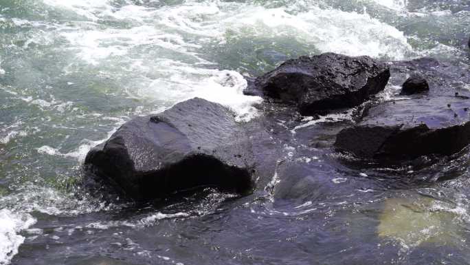 波涛汹涌的海浪拍打着岸边石头