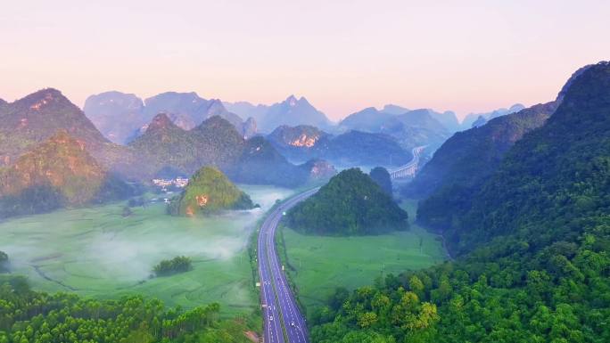 航拍中国最美高速大新服务区