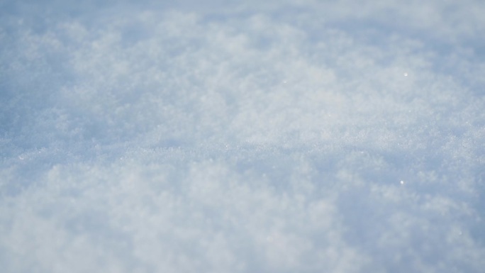 太阳照在地面上，覆盖着雪，形成小山丘-特写微距细节，相机移动到一边