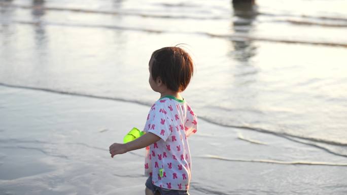 小孩海边沙滩游玩玩泥巴