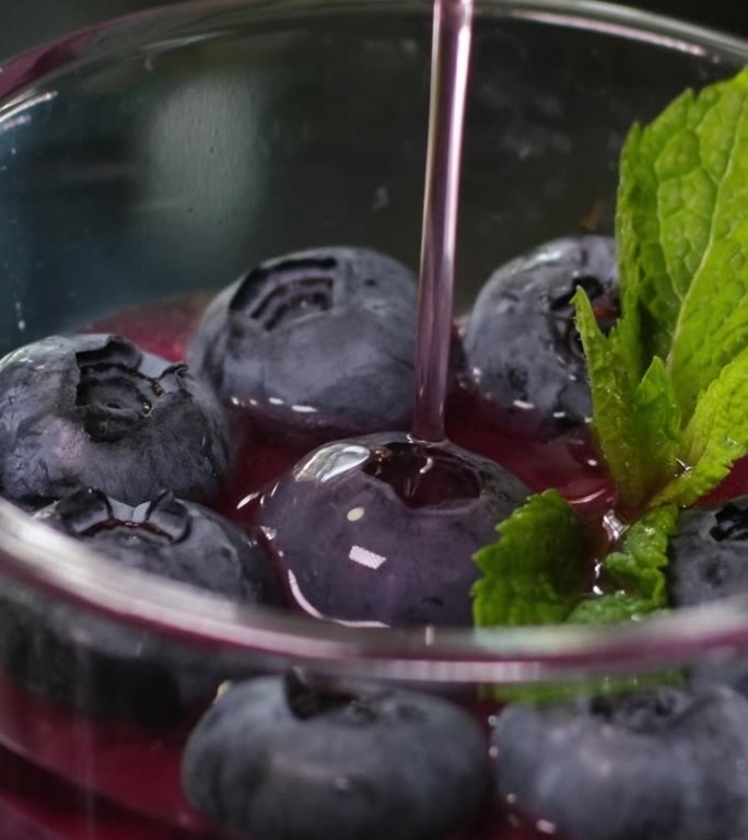 桌上有鲜榨的蓝莓汁。两杯健康的夏日饮品。