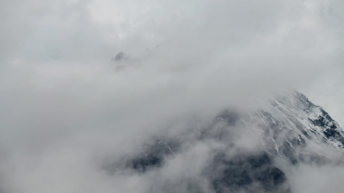 山顶云雾缭绕云开雾散