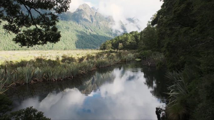 镜面湖正午的薄雾，峡湾国家公园，南新西兰