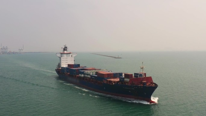 鸟瞰图集装箱货船运载集装箱从码头商业港口进行商业物流