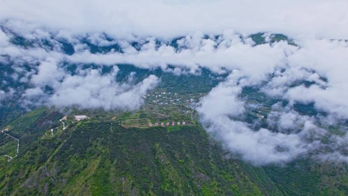 牛背山景区云端下的村镇