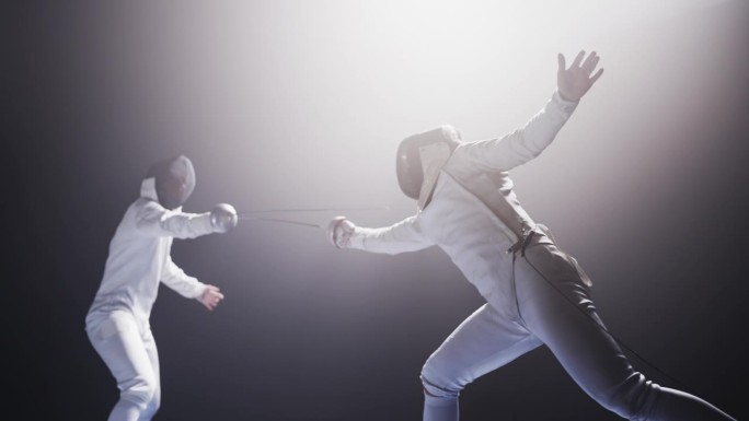 两名职业击剑手在战斗中发生冲突。在进攻中向前猛冲并击中对方
