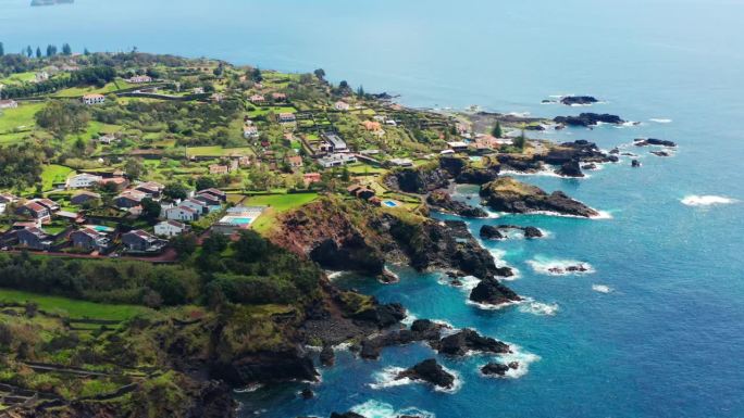 电影的空中无人机视图美丽的海岸线在圣米格尔岛，亚速尔群岛-葡萄牙。
鸟瞰风景如画的风景。蓝蓝的大海，
