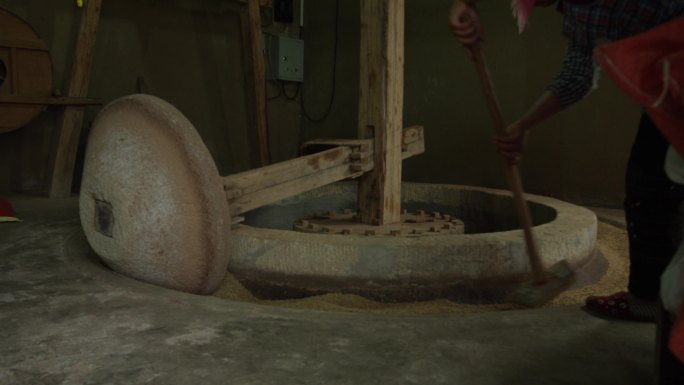 传统石磨水法舂米