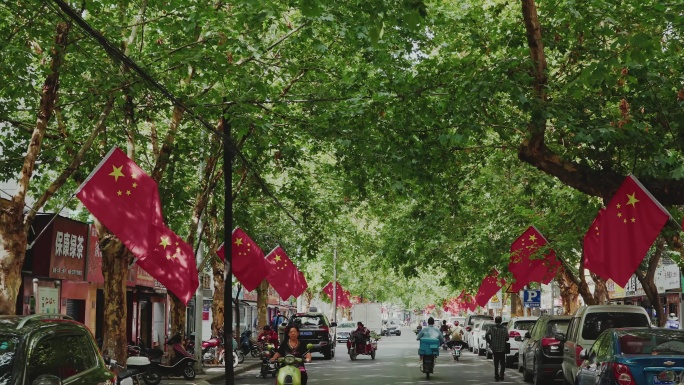 城市道路上的节日红旗