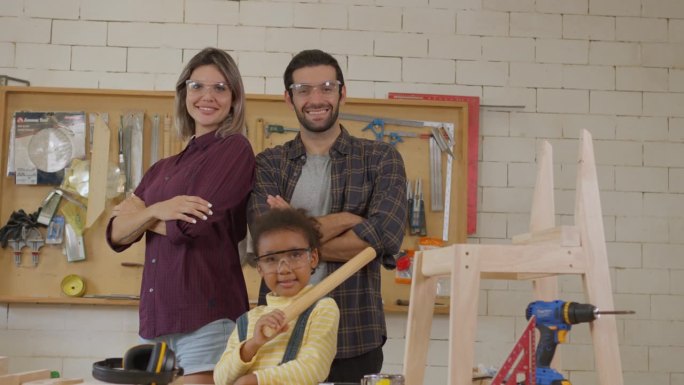 木匠家庭工作和父母教他们的孩子在家具车间。在家工作，小企业的概念。