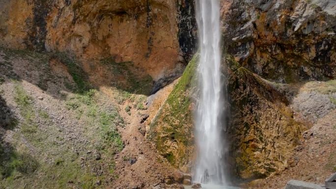 洛加尔山谷里的林卡瀑布的慢镜头