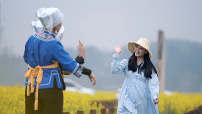 油菜花海女孩旅游