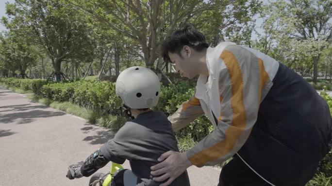 父亲陪伴孩子骑自行车