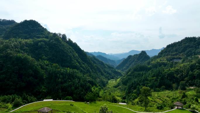 4K航拍山间民宿美女乡村旅游享受自然4