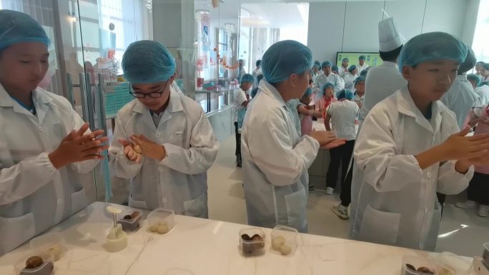 小学生制作月饼DIY社会实践活动研学