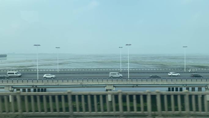 高铁上拍摄跨江大桥