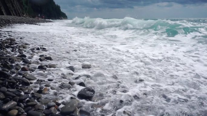 海浪拍打着石岸。