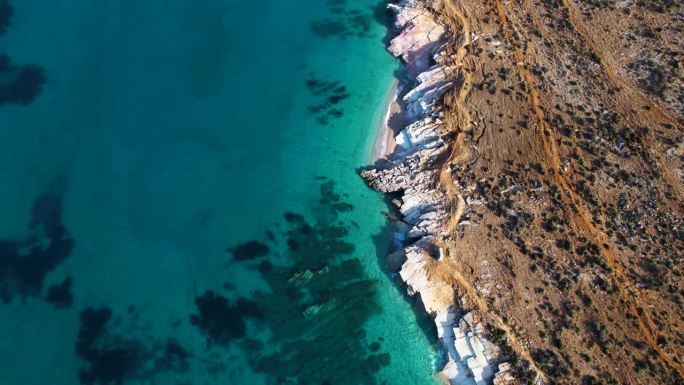 白色大理石的爱奥尼亚海岸，深翡翠海，岩石海岸，和全景的海滩景色在卢科娃，阿尔巴尼亚