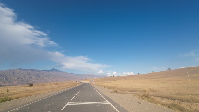 在中亚山区新柏油路上开车