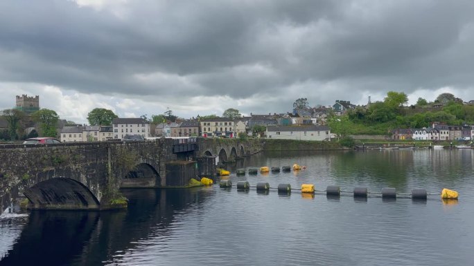 爱尔兰克莱尔香农河上的老基拉罗石拱桥