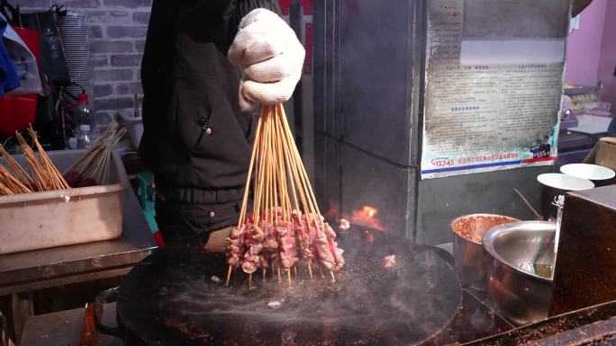 城市街头美食小吃铁板烹饪火焰烧烤牛肉串