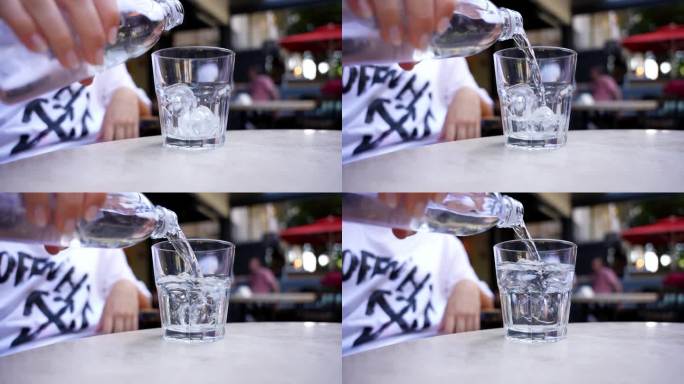 往结冰的杯子里装满水