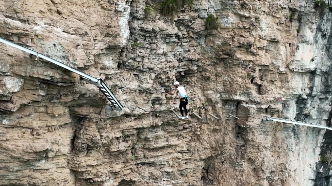 4K航拍张家界大峡谷景区飞拉达悬崖壁攀岩