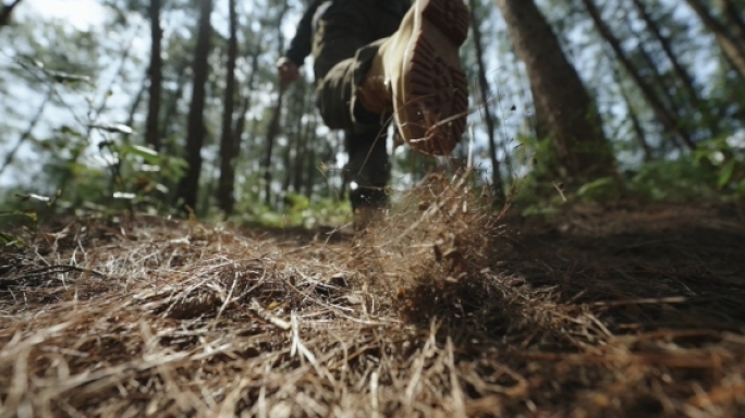 户外探险脚步徒步足迹爬山1