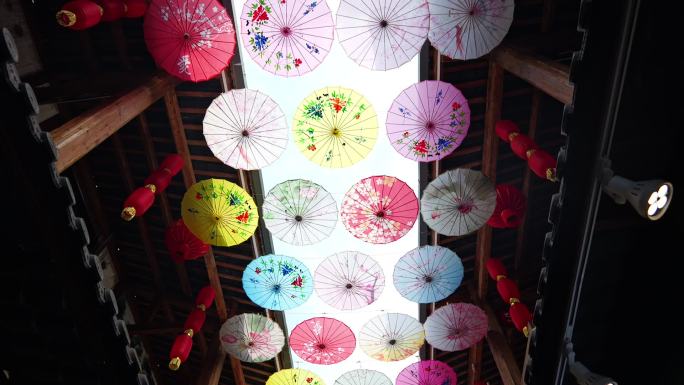 景区美丽的古典江南风雨伞