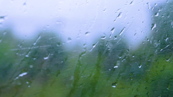 火车玻璃窗雨滴行驶速度飞驰掠过